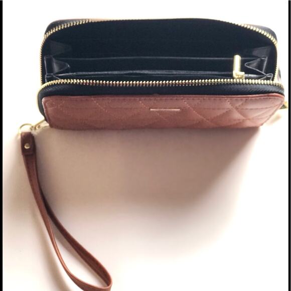 Cute BCBGeneration Tara Quilted Boxed Wristlet - Picture 4 of 10